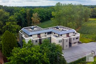 INDELINGDe inkomhal met vestiaire en gastentoilet geeft toegang tot een bureau aan de ene zijde en tot het leefgedeelte aan de andere zijde. Dit...