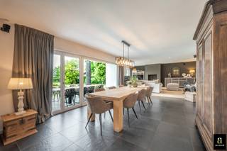 Implantée sur un terrain d'environ 914 m², cette villa individuelle bénéficie d'un environnement résidentiel calme, à courte distance du centre de Knokke et de la plage. Le hall d'entrée spacieux avec vestiaire et toilettes invités mène vers un agréable espace de vie baigné de lumière. Le salon et la salle à manger avec cheminée s'ouvrent directement sur la terrasse ensoleillée et le magnifique jardin orienté plein sud. La cuisine ouverte est entièrement équipée et offre tout le confort moderne. Un bureau pratique complète le rez-de-chaussée. À l'étage, la suite parentale dispose d'un dressing attenant. La salle de bains est équipée d'une double vasque, d'une douche à l'italienne et d'une baignoire. Trois autres chambres spacieuses complètent cet étage, dont une avec sa propre salle de douche. Un grenier offre un espace de rangement supplémentaire. Le jardin soigneusement aménagé, agrémenté d'un abri de jardin et d'un espace lounge couvert, constitue un véritable havre de paix et d'intimité. La propriété dispose également d'un garage intégré, d'un carport ainsi que d'une vaste allée permettant de stationner plusieurs véhicules. Une propriété de caractère bénéficiant d'un emplacement privilégié à Knokke.

Pour plus d'informations ou pour organiser une visite, contactez Alex Dewulf au +32 (0)50 623 623.