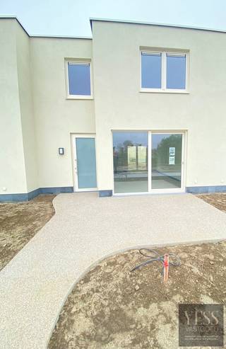 Welkom bij De Strandloper, een stijlvol en energiezuinig project op een toplocatie in Bredene!<br /><br /><span>Indeling van de woning:</span><strong> </strong><br /><strong>- Gelijkvloers:</strong> Tellerkast, ruime berging, lichtrijke en ruime living, terras, open keuken en gastentoilet.<br /><strong>- Op verdiep:</strong> nachthal, 3 slaapkamers, badkamer met lavabo en toilet.<br />Elke woning beschikt over een zuidgericht terras, ideaal om maximaal te genieten van zon en rust.<br />Elke woning beschikt over een parking vooraan het domein.<br /><br />Daarnaast wordt er sterk ingezet op energiezuinigheid en toekomstgericht wonen:<br />- Verwarming en koeling via lucht-lucht warmtepomp<br />- Energie-efficiënte technieken<br />- Fietsenstallingen voorzien op het domein<br /><br />De Strandloper biedt u de perfecte combinatie van rust, comfort en nabijheid van strand en natuur. Hier woont u in een aangename kustgemeente met vlotte bereikbaarheid en alle voorzieningen binnen handbereik.<br /><br /><strong>Bent u op zoek naar een eigentijdse vakantiewoning aan zee met doordachte indeling en zonnig terras?</strong><br />- De Strandloper in Bredene is een unieke kans.<br /><br />Neem vandaag nog contact op of plan een bezoek aan onze bemeubelde modelwoningen op Blekkaertstraat 50, Bredene aan Zee.<br />De Strandloper – Uw droom of investering aan zee - Verkoopkantoor ter plaatse op afspraak: info@yess-vastgoed.be / 050 33 59 03