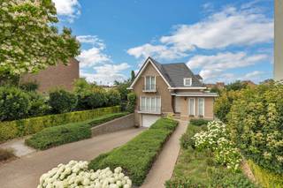 Voor meer info of een bezoek, bel 054 69 39 36 - Op een centrale locatie in Denderleeuw bevindt zich deze instapklare open bebouwing, gelegen op...