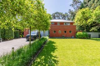 Op zoek naar een <strong>ruime gezinswoning met alle comfort</strong>, omgeven door groen en met een <strong>uitstekende bereikbaarheid</strong>? Dan is deze stijlvolle villa in Waasmunster beslist uw bezoek waard! Gelegen op een <strong>royaal perceel van maar liefst 1.885 m²</strong> geniet u hier dagelijks van een <strong>groene omgeving</strong>, terwijl het dorpscentrum en de verbindingswegen richting Gent en Antwerpen zich op korte afstand bevinden. Bovendien is dit de <strong>ideale uitvalsbasis voor wie graag wandelt of fietst</strong>.<br /><br />Deze perfect onderhouden woning combineert ruimte, comfort en duurzaamheid. Dankzij het gunstige EPC-label, 7.200 Wattpiek aan <strong>zonnepanelen</strong> en een <strong>thuisbatterij </strong>bent u bovendien helemaal klaar voor de toekomst.<br /><br />De lichtrijke woonkamer biedt een <strong>prachtig zicht op de tuin</strong> en vormt samen met het ruime terras de ideale plek om te genieten van gezellige zomeravonden. Even helemaal ontspannen? Dat kan in de jacuzzi. Ook het praktische tuinhuis, voorzien van een eigen toilet, is een absolute meerwaarde.<br /><br />De moderne keuken met centraal kookeiland sluit naadloos aan op een handige berging, waar wasmachine en droogkast ergonomisch op hoogte werden geplaatst. Daarnaast beschikt het gelijkvloers over een extra ruimte die perfect dienst kan doen als bureel, speelkamer of hobbyruimte, en een <strong>dubbele garage</strong>.<br /><br />Op de <strong>eerste verdieping</strong> bevinden zich <strong>drie volwaardige slaapkamers</strong>, elk uitgerust met <strong>airconditioning en ingemaakte kasten</strong>. De master bedroom beschikt bovendien over een eigen dressing. Verder vindt u hier een badkamer en een apart toilet.<br /><br /><strong>Troeven:</strong><br />- Ruim perceel van 1.885 m²<br />- Groene omgeving met tal van fiets- en wandelmogelijkheden<br />- Vlotte verbinding naar Gent, Antwerpen en het centrum van Waasmunster<br />- Energiezuinige woning met gunstig EPC-label, 7.200 Wp zonnepanelen en thuisbatterij<br />- Dubbele garage<br /><br />Een <strong>instapklare gezinsvilla</strong> waar <strong>ruimte, comfort en een groene woonomgeving harmonieus samenkomen</strong>.<br /><br />Ontdek zelf deze unieke villa in het groene Waasmunster en plan uw bezoek: alexandra@claves.be of 03 502 98 74.<br /><br /><em><span>Vastgoedinfo in aanvraag</span></em>