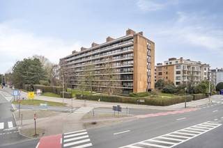 Bent u op zoek naar een appartement waar u nog een persoonlijke touch aan kan geven ? Dit appartement op de 4de verdieping aan de Nieuwelaan 127...