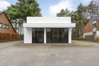 In Park Midden Limburg, tussen de recreatieparken Hengelhoef, Kelchterhoef en Bokrijk vinden we deze ruim handelspand met 2 extra vakantie...