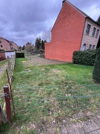 Bouwgrond voor halfopen bebouwing oppervlakte 333m². Ideale locatie met alle voorzieningen bij de deur. Op wandelafstand van Leuven.