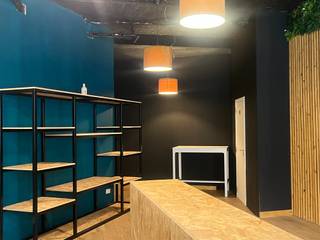 <p>Prachtige handelszaak van +/- 65m2 op toplocatie in Kuurne</p>
<p>De handelsruimte is geschikt voor winkel, kantoor, vrij beroep,...</p>
<p>De handelsruimte heeft een grote vitrine, uitstekende zichtbaarheid en ligt op het Marktplein van Kuurne. Sanitair is voorzien.</p>
<p>Mogelijkheid om bijkomende stockage ruimte te gebruiken .</p>
<p>Voldoende parkeergelegenheid in de buurt</p>
<p> </p>
<p>Voor bezoek, bel op 056 61 10 10</p>
<p> </p>