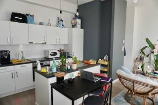 Gezellig duplex appartement met 1 slaapkamer in het centrum van Leuven<br />Dit charmante duplex appartement is gelegen op de tweede verdieping van een kleinschalig gebouw in het centrum van Leuven (geen lift). Dankzij de centrale ligging bevinden winkels, restaurants, openbaar vervoer en alle voorzieningen zich op wandelafstand.<br />Indeling:<br />Inkomhal, lichtrijke leefruimte met open keuken. De keuken is volledig geïnstalleerd en uitgerust met een kookplaat, dampkap, vaatwasser, oven en spoelbak. Verder is er een praktische berging, een afzonderlijk toilet en een traphal die toegang geeft tot de bovenverdieping.<br />Op de duplexverdieping bevindt zich de slaapkamer en de badkamer met inloopdouche en wastafel.<br />Daarnaast is er een fietsenberging voorzien in de Lepelstraat.<br />Belangrijk: dit appartement wordt niet verhuurd aan studenten.<br />Interesse?<br />Bel voor een bezoek naar Immo-M – 0468 22 53 22<br />of mail naar info@immo-m.be