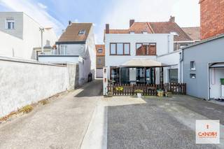 Bent u opzoek naar een opbrengsteigendom in Eeklo? Dan is dit pand, onderverdeeld in een woon(handels)huis met garage + 13 garageboxen + een...