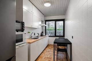 <p>Dit <strong>ruime gelijkvloerse appartement </strong>met een bewoonbare oppervlakte van <strong>95 m²</strong> bevindt zich aan de Turnhoutsebaan 457 in Antwerpen, recht tegenover het groene Rivierenhof. Dankzij de tramhalte voor de deur, winkels op wandelafstand en de vlotte verbinding met het centrum en de autostrade, geniet u hier van een bijzonder centrale en praktische ligging.</p><p>Het appartement beschikt over een aangename leefruimte, een keuken, een praktische berging, een badkamer, een apart toilet en maar liefst <strong>drie volwaardige slaapkamers</strong>. Dankzij de gelijkvloerse ligging is het appartement bovendien vlot toegankelijk, zonder trappen of lift.</p><p>De afgelopen jaren werden <strong>verschillende renovatiewerken uitgevoerd</strong>. Zo werden in 2025 nieuwe ramen geplaatst. Daarnaast werd bijkomende isolatie aangebracht in de muren van de leefruimte. Ook de elektriciteit werd volledig vernieuwd en is conform gekeurd. Verder werden nieuwe toevoerkranen en drukregelaars voor de waterleiding geplaatst. Het EPC dateert van voor deze uitgevoerde werken. Het appartement beschikt eveneens over een conformiteitsattest van de stad Antwerpen.</p><p>Een extra troef is de flexibiliteit die dit appartement biedt. U kunt het aankopen voor eigen bewoning en verder naar eigen smaak inrichten, of kiezen voor een investering met een bestaande verhuuractiviteit. Het appartement is momenteel verhuurd en kan worden overgenomen met de huidige huurders, wat het interessant maakt voor wie op zoek is naar een vastgoedinvestering met lopende huurinkomsten.</p><p>Extra troeven:<br />- EPC: 268 kWh/m² (C-score → GEEN renovatieverplichting)<br />- Perceelscore A, gebouwscore A<br />- Niet gelegen in (mogelijk) overstromingsgevoelig gebied, noch in afgebakend overstromingsgebied of risicozone<br />- Bestemming: stedenbouwkundige informatie en maatregelenregister in aanvraag.</p><p>Nabij school, winkels, autosnelweg, openbaar vervoer, etc. Voor meer info ga naar www.coenenvastgoed.be of bel 03/375.82.92. </p>