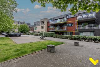 Rustig gelegen appartement met staanplaats in centrum Geel. <br /><br />Via de inkomhal met apart gastentoilet komen we terecht in een ruime open leefruimte met aansluitend de volledig uitgeruste keuken (inbouw koffieapparaat, afwasmachine, ...) en een berging. De ramen van de leefruimte zijn voorzien van screens. Tevens is er een praktische badkamer die uitgerust is met een ligbad, douche en een lavabomeubel. Twee ruime slaapkamers met rolluiken. <br /><br />Op het zuidgericht terras heeft u een zicht op het binnenplein.<br /><br />De ondergrondse autostaanplaats en berging zijn inbegrepen in de prijs en voorzien u van het nodige comfort! <br /><br />Gelegen op wandelafstand van alle winkels, scholen en openbaar vervoer.<br /><br />Bijzonderheden: <br />- EPC A: 83 kWh/m² <br />- Domotica<br />- Vliegenramen <br /><br />Wil je graag eens komen kijken? Maak uw afspraak via 014 58 02 08.