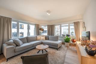 Instapklaar hoekappartement, centraal gelegen in het hart van Heist.Indeling van het appartement op de tweede verdieping:Inkomhal met vestiaire...