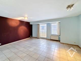 Dit appartement is gelegen op de 2de verdieping van een kleine residentie in het centrum van Leuven. <br /><br />Het appartement bestaat uit: lift - inkomhal met ingebouwde kast - living - keuken - afzonderlijk toilet - badkamer - 2 slaapkamers, waarvan 1 voorzien is van een groot terras. <br /><br />Ook is er een kelderberging en een ondergrondse afgesloten autostandplaats. <br /><br />Troeven van dit appartement: <br />- gelegen in het centrum met een ondergrondse autostandplaats<br />- centrale verwarming op aardgas <br />- EPC-label B