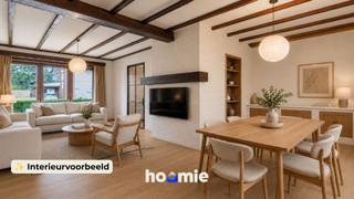 Een woning renoveren is zoveel fijner wanneer de basis goed zit.. en dat is hier absoluut het geval! <br /><br />Deze halfopen gezinswoning ligt op een mooi hoekperceel van 488 m² en biedt verrassend veel ruimte, lichtinval en mogelijkheden. Dankzij de praktische indeling en de solide basis kan je de woning stap voor stap omvormen tot een hedendaagse thuis die volledig aansluit bij jouw smaak en woonwensen.<br /><br />Op het gelijkvloers bevinden zich de inkomhal, leefruimte en keuken. De verdieping telt drie slaapkamers en een badkamer. Extra bergruimte vind je op de zolder en in de praktische provisiekelder. Buiten beschik je over een tuin rondom de woning, een garage en verschillende bijgebouwen.<br /><br />Een belangrijk voordeel is dat het dak en onderdak reeds werden vernieuwd. Daarmee is alvast een grote en belangrijke renovatiepost aangepakt. Ook binnen vormt de woning een toegankelijke basis voor verdere vernieuwing. Zo ligt er op het gelijkvloers voornamelijk vinyl, waardoor de bestaande vloerbekleding relatief eenvoudig verwijderd en vervangen kan worden.<br /><br />De woning beschikt momenteel niet over centrale verwarming, maar wordt verwarmd met afzonderlijke gaskachels. Er is dus reeds een actieve gasaansluiting aanwezig. Dit kan de overstap naar een moderne condensatieketel of een hybride verwarmingssysteem vereenvoudigen en vermijdt dat er nog een volledig nieuwe gasaansluiting moet worden aangevraagd. Uiteraard kan de koper de verwarmingsinstallatie volledig afstemmen op de geplande energetische renovatie.<br /><br />Dankzij de logische indeling, het vernieuwde dak, de bestaande gasaansluiting en de makkelijk aanpasbare vloerbekleding kan je de renovatie overzichtelijk en stap voor stap aanpakken.<br /><br />Kortom: een ruime gezinswoning met een sterke basis, veel licht en bijzonder veel mogelijkheden op een gunstige ligging in Maasmechelen. Ideaal voor wie niet op zoek is naar een standaardwoning, maar naar een plek die volledig naar eigen smaak kan worden afgewerkt. 💭<br /><br />In één oogopslag 👇<br /><br />🔹 Halfopen woning op een hoekperceel van 488 m²<br />🔹 Drie slaapkamers<br />🔹 Veel lichtinval en een praktische indeling<br />🔹 Dak en onderdak reeds vernieuwd<br />🔹 Actieve gasaansluiting en verwarming via gaskachels<br />🔹 Vinylvloer op het gelijkvloers, eenvoudig aanpasbaar<br />🔹 Zolder en provisiekelder<br />🔹 Garage, bijgebouwen en tuin rondom de woning<br />🔹 Renovatiepand met een sterke basis en veel potentieel<br /><br />👀 Benieuwd welke mogelijkheden deze woning jou biedt? Plan je bezoek en ontdek het zelf!