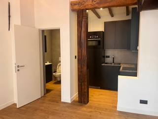 In het bruisende centrum van Leuven vind je deze stijlvol gerenoveerde studio met mezzanine. Dankzij de doordachte indeling en kwalitatieve...