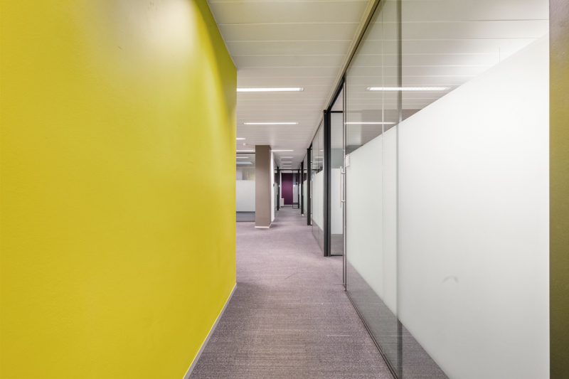 Roeselare-stadskern. Kantoor / praktijkruimte van 164m2, onlangs vernieuwd. Grote zichtbaarheid en uitkijkend op het Coninckplein. Ideaal voor groepspraktijk, galerij, boekhoudkantoor, private training,... - foto 5