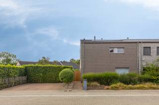 <span><span>Deze instapklare halfopen woning, gebouwd in 2010, combineert ruimte, comfort en een praktische indeling. De woning beschikt over 3 slaapkamers, een dressing en een aangename tuin met terras.<br />Daarnaast geniet de woning van heel wat hedendaags wooncomfort dankzij onder andere airconditioning, 12 zonnepanelen, een gashaard en rolluiken.<br />De Esdoornstraat is een residentiële woonstraat in Wervik die dicht bij het centrum ligt. Het is een wijk met een goede bereikbaarheid te voet tot winkels, scholen en het openbaar vervoer.<br /><br /><u><strong>Indeling:</strong></u><br />De woning verwelkomt u via een ruime inkomhal met gastentoilet en biedt toegang tot de lichtrijke leefruimte met eetplaats en gezellige gashaard. Aansluitend bevindt zich de ruime, volledig ingerichte keuken met kookeiland en zicht op de tuin. Verder beschikt het gelijkvloers over een praktische berging.<br />Op de bovenverdieping bevinden zich 3 slaapkamers, een dressing, een afzonderlijk toilet en een badkamer uitgerust met ligbad, inloopdouche en dubbele lavabo. Daarnaast beschikt de woning over een zolder die voor extra bergruimte zorgt.<br />Buiten geniet u van een aangenaam terras en ruime tuin.<br /><br /><u><strong>Troeven:</strong></u></span></span>
<ul>
	<li><span><span>Instapklare halfopen woning uit 2010;</span></span></li>
	<li><span><span>3 slaapkamers en dressing;</span></span></li>
	<li><span><span>ruime eilandkeuken;</span></span></li>
	<li><span><span>airconditioning;</span></span></li>
	<li><span><span>12 zonnepanelen;</span></span></li>
	<li><span><span>Regenwaterput van 10.000 liter;</span></span></li>
	<li><span><span>Rolluiken en screens achteraan;</span></span></li>
	<li><span><span>Aansluiting voor laadpaal aanwezig.</span></span></li>
</ul>
<span><span> Hebben we uw interesse gewekt? Wenst u meer info of een bezoek ter plaatse?<br />Aarzel dan niet en contacteer ons kantoor op het nummer 051 50 11 51 of mail naar info@diksimmo.be.</span></span>