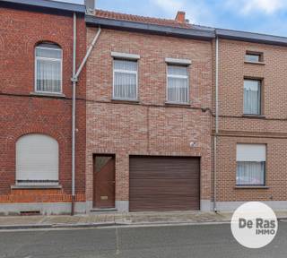 EERSTE BEZOEKDAG ZONDAG 09 AUGUSTUS VAN 10u TOT 14u ( ENKEL OP AFSPRAAK )<br /><br />AALST - Deze instapklare en uitstekend onderhouden woning bevindt zich in een rustige straat, op wandelafstand van het centrum en alle belangrijke voorzieningen zoals het station, ziekenhuis, openbaar vervoer, scholen, winkels en het zwembad. <br /><br />Doorheen de jaren werd de woning met de grootste zorg onderhouden en recent nog verder gemoderniseerd. Zo werd in 2025 een energiezuinige centrale verwarming op aardgas geplaatst, waardoor u meteen geniet van extra comfort. Via de aparte inkomhal met gastentoilet komt u in de lichtrijke leefruimte met open keuken, een gezellige plek waar wonen en koken naadloos in elkaar overvloeien. Verder beschikt de gelijkvloerse verdieping over een verzorgde badkamer met alle hedendaagse comfort en een ruime inpandige garage met sectionale poort. Op de eerste verdieping bevinden zich twee ruime slaapkamers. Dankzij de vaste trap bereikt u de zolderverdieping, waar een derde volwaardige slaapkamer en een praktische bergzolder zijn ingericht. <br /><br />Ook buiten is het aangenaam vertoeven dankzij de gezellige zithoek, het onderhoudsvriendelijke stadstuintje en de extra tuinberging. Kortom, bent u op zoek naar een verzorgde, instapklare woning met drie slaapkamers, een garage en een tuin, gelegen op een rustige maar bijzonder centrale locatie, dan is deze woning beslist een bezoek waard. Contacteer ons gerust voor meer informatie of een bezoek via 053/60.65.60. <br /><br />De vermelde prijs is een richtprijs. Na ontvangst van de biedingen beslist de verkoper vrij of hij al dan niet tot verkoop overgaat en aan welk bod. De richtprijs is niet bindend.