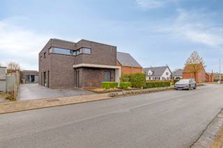 Deze prachtige woning bevindt zich in een rustig gelegen straatje in Dessel-Witgoor. De woning werd in 2013 volledig herbouwd tot een ruime,...