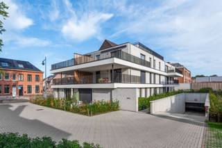 <p><span>Luxe penthouse met tijdelijke actie maatkasten</span></p><p><span> </span></p><p><span>Luxe dakappartement op centrale locatie te Hoogstraten</span></p><p><span>In het stijlvolle nieuwbouwproject Bloemenhof bevindt zich dit penthouse dakappartement met lichte leefruimtes, ruime terrassen en drie slaapkamers.</span></p><p><span>Nu met tijdelijke actie: bij aankoop van dit luxe appartement krijgt u maatwerk kasten gratis, een voordeel van ca 30.000 euro!</span></p><p><span> </span></p><p><span>Indeling</span></p><p><span>U betreedt het appartement rechtstreeks vanuit de lift of middels de trap tot in de inkomhal met gastentoilet en ruimte voor vestiaire, vervolgens betreedt u de ruime en lichte leefruimte met eetkamergedeelte, zitkamer en half open keuken met toegang tot de terrassen. Vanuit de keuken ook toegang tot een ruime berging of bijkeuken.</span></p><p><span>De nachthal geeft toegang tot een technische ruimte met berging, twee slaapkamers welke als bureel en logeerkamer kunnen worden benut en een hoofdslaapkamer met dressingruimte en een ruime volledig uitgeruste badkamer.</span></p><p><span> </span></p><p><span>De terrassen zijn bijzonder ruim (ca 75 m²!) en genieten optimale zon oriëntatie en zelfs zicht op de Catharinakerk!</span></p><p><span> </span></p><p><span>Parkeren</span></p><p><span>Er zijn twee autostaanplaatsen beschikbaar in de ondergrondse parking (tegen meerprijs).</span></p><p><span> </span></p><p><span>Nieuwbouwproject het Bloemenhof is gelegen in het centrum van Hoogstraten, met alle voorzieningen op loopafstand.</span></p><p><span>Het nieuwbouwproject bestaat uit 33 appartementen, 5 woningen, een ondergrondse parkeergarage en een bovengrondse fietsenberging.</span></p><p><span>Bloemenhof is tot in de puntjes afgewerkt en houdt rekening met de hedendaagse architectuur, energienormen, maximale privacy en een aangename, groene omgeving.</span></p><p><span>De afwerking van de woongelegenheden kiest u volledig zelf conform de budgetten opgenomen in het lastenboek. Verkoopprijzen zijn exclusief belastingen.</span></p><p><span> </span></p><p><span>Meer informatie beschikbaar via ons kantoor.</span></p><p><span> </span></p>