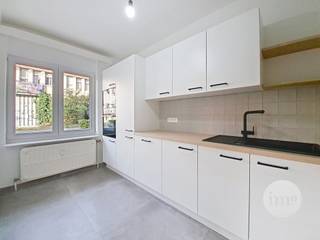 <p>Immo Store presenteert dit charmante, volledig gerenoveerde gelijkvloerse appartement met 3 slaapkamers, gelegen in een aangename straat in Evere. De lichtrijke woonkamer en keuken genieten dankzij de twee gevels van een aangename natuurlijke lichtinval. Een stijlvolle glazen stalen deur vormt een mooie verbinding met de 3 ruime slaapkamers en een moderne badkamer met dubbele lavabo en ruime inloopdouche. Extra troeven zijn het aparte toilet, de afzonderlijke wasruimte, een praktische berging op dezelfde verdieping, dubbele beglazing en rolluiken. Een instapklaar appartement met ruimte en licht, vlak bij winkels, scholen en openbaar vervoer, met een vlotte verbinding naar de Europese wijk, Reyers en de luchthaven. Grijp deze unieke IMMO STORE-kans en plan vandaag nog uw bezoek! Bel ons op 02/203.03.03 of stuur een mail naar info@immo-store.be!</p>