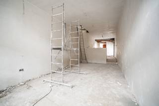 Deze woning is volledig te renoveren en biedt tal van mogelijkheden voor wie op zoek is naar een renovatieproject met veel potentieel.

De woning kan worden ingericht met 3 slaapkamers en een badkamer op de verdieping. Op het gelijkvloers bestaat bovendien de mogelijkheid om een aangename buitenkoer te creëren. Momenteel beschikt de woning nog niet over een buitenruimte.

Dankzij de indelingsmogelijkheden en het renovatiepotentieel is dit pand bijzonder interessant voor investeerders, starters of handige kopers die op zoek zijn naar een woning die volledig naar eigen smaak en wensen kan worden ingericht.

Een mooie opportuniteit voor wie bereid is de handen uit de mouwen te steken en een woning met karakter en potentieel nieuw leven in te blazen.