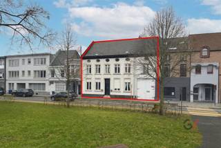 <p>Dit karaktervolle herenhuis met uitzonderlijke ruimte in hartje Zichem (Markt 36)</p><p>het statige herenhuis in het centrum van Zichem biedt een unieke combinatie van ruimte, charme en veelzijdigheid. Met een indrukwekkende bewoonbare oppervlakte van 580 m² op een perceel van 757 m² is dit pand ideaal voor grote gezinnen of wie wonen en werken wil combineren.</p><p>De woning beschikt over 5 ruime slaapkamers, 2 badkamers en een garage, met tal van mogelijkheden voor het inrichten van een thuiskantoor, praktijk of vrij beroep. Dankzij de royale volumes kan privé en professioneel leven perfect gescheiden worden.</p><p>Hoge plafonds, grote raampartijen en lichtrijke leefruimtes zorgen voor een aangename, statige sfeer. Authentieke elementen werden zorgvuldig behouden en geven het herenhuis een tijdloze uitstraling. De keuken kijkt uit op het groen en vormt het warme hart van de woning.</p><p>Gelegen aan de Markt geniet u van een rustgevend zicht op een groene publieke ruimte, terwijl alle voorzieningen en verbindingswegen vlot bereikbaar zijn.<br />Maak vandaag nog een afspraak met Ilias via 0468/486 127.</p>