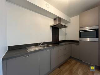 <p><span> </span></p><p><span>Modern 2 slaapkamer appartement met ruim terras en autostaanplaats</span></p><p><span>Dit appartement op de derde verdieping, in een gebouw met lift, heeft een zeer centrale ligging. </span></p><p><span>Van hieruit bent u op wandelafstand van verscheidene winkels, supermarkten, parken en scholen. Ook belangrijke invalswegen en het openbaar vervoer zijn in de directe omgeving terug te vinden.</span></p><p><span> </span></p><p><span>Dit appartement heeft volgende indeling:</span></p><p><span> </span></p><p><span>Inkomhal:</span></p><p><span>U betreedt het appartement via de inkomhal op tegels met parketlook, die nagenoeg doorheen het gehele appartement is doorgetrokken. </span></p><p><span>Deze hal is voorzien van een videofoon en biedt voldoende plaats om een vestiaire in te richten. </span></p><p><span>Aanpalend is een aparte berging terug te vinden met aansluitingen voor wasmachine en droogkast.</span></p><p><span> </span></p><p><span>Leefruimte &amp; keuken:</span></p><p><span>De woonkamer (30m²) geniet van natuurlijke lichtinval dankzij de grote schuiframen en biedt toegang tot het overdekte terras. </span></p><p><span>De open keuken is volledig geïnstalleerd en voorzien van een keramisch kookvuur, oven, koelkast met vriesvak, spoelbak en vaatwasser. </span></p><p><span> </span></p><p><span>Slaapkamers &amp; badkamer:</span></p><p><span>Via de nachthal heeft u toegang tot beide slaapkamers en badkamer.</span></p><p><span>Beide slaapkamers (9,5m² &amp; 13m²) geven toegang tot het overdekte terras. </span></p><p><span>De badkamer is voorzien van een ligbad met douchecombinatie, dubbele lavabo met bijhorend meubel en toilet.</span></p><p><span> </span></p><p><span>Terras:</span></p><p><span>Het overdekte, oost-georiënteerde terras strekt zich uit over de hele breedte van het appartement en biedt voldoende plaats voor een tafel en enkele stoelen.</span></p><p><span>Hierop kan u van de zon genieten en gasten ontvangen.</span></p><p><span> </span></p><p><span>Ondergrondse autostaanplaats:</span></p><p><span>Een ondergrondse autostaanplaats is verplicht mee aan te kopen aan €25.000.</span></p><p><span>Deze valt gemakkelijk te betreden via de ingang van het ondergrondse garagecomplex, die naast het gebouw is gelegen. </span></p><p><span>Uiteraard kan u vanuit de ondergrondse garage rechtstreeks uw appartement bereiken. </span></p><p><span> </span></p><p><span>Extra Troeven:</span></p><p><span>- Zonnig en ruim terras</span></p><p><span>- Individuele meters</span></p><p><span>- EK conform</span></p><p><span>- Instapklaar</span></p><p><span>- Passief ventilatiesysteem</span></p><p><span>- Gunstig EPC</span></p><p><span>- Mobiscore van 9,1/10</span></p><p><span> </span></p>