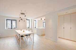 In het hart van Leuven, in de levendige Brusselsestraat, bevindt zich dit luxe duplexappartement van 140 m² met een prachtig terras van 12 m², gespreid over het derde en vierde verdiep. Een modern en stijlvol geheel waar ruimte en licht de hoofdrol spelen, met een adembenemend uitzicht over de Leuvense skyline.<br />Op het eerste niveau bevindt zich de royale leefruimte met grote raampartijen, aansluitend een volledig ingerichte open keuken, een praktische berging en het zonnige terras van 12 m² — een heerlijke plek om te genieten van rust midden in de stad. De bovenverdieping biedt twee volwaardige slaapkamers, een elegante badkamer en een open bureauruimte die perfect dienstdoet als werkplek of leeshoek.<br />De afwerking is high-end, met oog voor detail en een hedendaagse uitstraling die het appartement een luxueuze, tijdloze sfeer geeft. Dankzij de kleinschalige structuur van het gebouw zijn er geen syndicuskosten en is er geen lift, wat resulteert in een bijzonder lage gemeenschappelijke kost.<br />Een uniek aanbod voor wie op zoek is naar modern comfort, luxe en een fenomenaal uitzicht — pal in het centrum van Leuven. Beschikbaar zomer 2027!<br />info@covas.be // 016 40 60 20 // www.covas.be