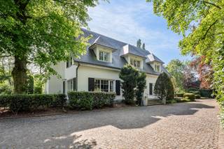 Gerenoveerde villa op het prachtig domein Hof Van Lachenen te Lier.<br /><br />Algemeen:<br />- Op het domein zijn 2 villa's gelegen<br />- Het betreft hier de gerenoveerde villa (ca 451m²) <br />- Unieke omgeving in Lier<br />- Gelegen naast de Nete van Lier en is een oase van rust<br />- Prachtige zichten op het water<br />- Gemeenschappelijke oprijlaan<br />- Opgesplitst perceel, bij deze villa hoort ca. 18.499 m² grond<br /><br />De villa is gebouwd in 1969 en is deels gerenoveerd in 2014. De charme en het unieke zicht op een grote vijver maken van deze woning een echte parel. De villa beschikt over 5 slaapkamers en 3 badkamers en wordt momentele verhuurd. De totale bewoonbare oppervlakte van deze villa is ca. 451 m².<br /><br />Een share deal is bovendien ook mogelijk.