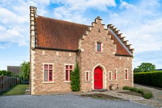 Welkom op Schoolstraat 74 in Dilsen-Stokkem.<br /><br />Bent u op zoek naar een karaktervolle woning met authentieke elementen en hedendaags wooncomfort?<br />Dan is deze bijzondere woning zeker een bezoek waard.<br /><br />Ontdek de woning alvast via de videoreportage:<br />-> ​​​​​​https://player.vimeo.com/video/1209570675<br /><br />Bij aankomst valt de statige gevel met de karakteristieke trapgevels, rode accenten en authentieke baksteenarchitectuur meteen op.<br />Ook binnen komen de charme en het karakter van de woning mooi tot hun recht.<br />Natuurstenen vloeren, hoge plafonds, sierlijke kroonlijsten, authentieke haarden en glas-in-loodramen zorgen voor een warme en tijdloze uitstraling.<br /><br />Pluspunten van de woning:<br />✔ Karaktervolle en authentieke woning<br />✔ Unieke architectuur met prachtige trapgevels<br />✔ Authentieke elementen zoals glas-in-loodramen, natuurstenen vloeren en sierhaarden<br />✔ EPC B – energiezuinige woning<br />✔ 3 (4) slaapkamers<br />✔ Verwarming op aardgas<br />✔ Conforme stroomkeuring<br />✔ Volledig onderkelderd<br />✔ Ruime garage met zolder<br />✔ Gezellig aangelegd terras en tuin<br /><br />Met een bruikbare oppervlakte van circa 318 m², op een perceel van 8a 95ca, biedt deze woning verrassend veel ruimte voor gezinnen, thuiswerkers of iedereen die comfortabel wil wonen.<br /><br />Indeling van de woning:<br /><br />Kelder: 125,12m² <br />De woning is volledig onderkelderd.<br /><br />Gelijkvloers: 125,12m² <br />Het gelijkvloers omvat: inkomhal, toilet, woonkamer, eetkamer, keuken, badkamer, berging en overdekt terras.<br /><br />Verdiep 1: 84,8m²<br />Het verdiepomvat: nachthal, slaapkamer 1, slaapkamer 2, slaapkamer 3 met dressing en badkamer.<br /><br />Tuin: 32,2m²<br />De aangename tuin met authentieke kasseien beschikt over een charmant overdekt terras.<br />Hier bevindt zich ook de garage.<br /><br />Laat u verrassen door de uitzonderlijke woning en de unieke uitstraling van dit prachtig eigendom.<br /><br />Documenten<br />Het EPC-verslag, elektrische keuring en grondplan kan u eenvoudig downloaden in bijlage. <br /><br />Interesse in een bezichtiging?<br />Bel ons via 089 391 555 of mail naar info@frerevastgoed.be.<br /><br />* Opmetingen van de binnenmaten zijn indicatief en kunnen licht afwijken.