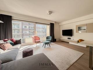 Ruim en breed appartement nabij het Rubensplein te Knokke, gekenmerkt door een stijlvolle afwerking en een doordachte indeling. Bij binnenkomst leidt de inkomhal naar een afzonderlijk gastentoilet en een ruime, lichtrijke leefruimte met open keuken. De volledig ingerichte keuken, afgewerkt met elegant Carrara-marmer, sluit naadloos aan op de woonruimte en biedt toegang tot het terras aan de voorzijde. Daarnaast beschikt het appartement over een praktische berging en drie volwaardige slaapkamers, waarvan twee voorzien van ingemaakte kasten en één kamer rechtstreeks verbonden met het terras aan de achterzijde. Het slaapgedeelte wordt verder aangevuld met twee moderne douchekamers, waarvan één ensuite, wat het comfort en de privacy ten goede komt. Tot slot is er een kelderberging inbegrepen, en bestaat de mogelijkheid tot de aankoop van een autostaanplaats binnen dezelfde residentie.<br />Maatregelenregister in aanvraag.<br /><br />Voor meer informatie kunt u ons contacteren op 050 62 44 14 of via e-mail op knokke@immax.be