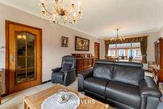 Voor meer info en foto’s, surf naar www.swevers.be – Op een rustige en groene locatie in Diepenbeek vindt u deze halfopen gezinswoning met veel potentieel. De woning, gebouwd in 1967, beschikt over een bewoonbare oppervlakte van 177 m² en vormt de ideale basis voor wie op zoek is naar ruimte en de mogelijkheid om alles naar eigen smaak te renoveren. Via de inkomhal bereikt u de lichtrijke woonkamer van 28,50 m², aansluitend op de eetkamer en keuken. Achteraan bevinden zich een apart toilet, wasplaats en ruime berging, wat extra mogelijkheden biedt voor een hedendaagse herinrichting. Op de eerste verdieping zijn er drie slaapkamers van respectievelijk 15,20 m², 13,30 m² en 9,80 m², evenals een badkamer met ligbad, wastafel en toilet. De zolder biedt bovendien de kans om een extra slaapkamer, bureau of hobbyruimte te creëren. Een absolute troef is het perceel van 7a 88ca met noordwestelijke oriëntatie. Hier geniet u volop van de avondzon en beschikt u over voldoende ruimte voor een terras, tuin of speelomgeving voor kinderen. Daarnaast is er een garage van 20 m² aanwezig en zijn de ramen voorzien van rolluiken. De woning ligt in een rustige residentiële straat, vlak bij Hasselt en dichtbij alle voorzieningen. Scholen bevinden zich op 600 meter, restaurants op 800 meter, openbaar vervoer op 1,3 kilometer, winkels op 3,2 kilometer en de snelweg op 6,9 kilometer. Bent u op zoek naar een ruime woning met renovatiepotentieel, uitbreidingsmogelijkheden en een mooie tuin op een rustige locatie? Dan is dit een uitstekende kans om uw eigen woonproject te realiseren. Voor meer informatie, bel 011 255 155. Bron bewoonbare oppervlakte: EPC – verslag. Dit pand is onderworpen aan de renovatieverplichting van de Vlaamse overheid voor residentiële gebouwen (behoudens bij sloop binnen 5 jaar na de aankoop). Consulteer voor meer informatie de website van het Vlaams Energie- en Klimaatagentschap via https://www.vlaanderen.be/een-huis-of-appartement-kopen/renovatieverplichting-voor-residentiele-gebouwen.