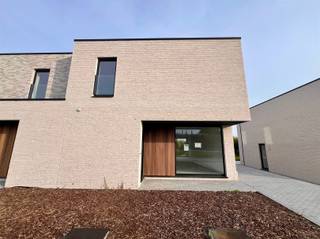 <p><span>Situated on a nature reserve, near the village center of rural Korbeek-Dijle and with a perfect connection to both Leuven and Brussels and other connecting roads, we are honored to offer for sale this modern and timeless new construction project. </span></p><p><span>This contemporary and energy efficient new construction project has been realized by a renowned construction company and concerns 6 semi-detached houses and 1 open house. <br />This newly built house with a facade width of 9 m is situated on a plot of 287 m² and has a living area of 165 m². In a modern and timeless architectural style, this home is finished to a high standard and equipped with all modern living comforts, being underfloor heating throughout, heat pump, solar panels and so much more. This energy efficient property comprises on the ground floor an entrance hall, a guest toilet, a practical storage room, a spacious living room with adjacent dining area with open kitchen which provides access to the garden with terrace of 19 m² where it is lovely to relax. The second floor comprises a bathroom, a separate toilet, a technical storage room and 3 bedrooms. </span></p><p><span>In short, a real opportunity for people who want to live energy efficiently, timelessly, luxuriously and comfortably surrounded by the peace and greenery of the Dyle valley. A unique opportunity! </span></p><p><span> </span></p>
