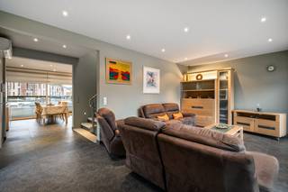 Deze veelzijdige, instapklare woning met studio is centraal gelegen te Lier.<br /><br />Op het gelijkvloers is er een ruime, zeer lichtrijke studio met open keuken en badkamer. Deze entiteit geeft tal van mogelijkheden zoals, praktijkruimte, kangoeroe wonen, verhuring etc.. De keuken is volledig geïnstalleerd en de badkamer is voorzien van een douche, handenwasser en toilet.<br />De studio heeft bovendien een zuinig EPC label B (177 ref.3634938 (56m²).<br /><br />De woning is praktisch ingedeeld en heeft een zeer zuinig EPC label A (53).<br />Op de eerste verdieping is er de ruime tevens lichtrijke leefruimte met volledig geïnstalleerde open keuken.<br />Verder is er nog een praktische berging en apart toilet.<br /><br />Op de tweede verdieping zijn er 3 ruime slaapkamers (13m²/13m²/16m²) en 2 badkamers waarvan één ensuite badkamer met een hoekbad en dubbele lavabo. De tweede badkamer is bereikbaar via de gang en is uitgerust met douche en enkele lavabo in een badkamermeubel. Het toilet is apart.<br /><br />Bovendien genieten zowel de studio als de woning van de gezellige stadstuin.<br /><br />Tot slot zijn er 2 garages elk met een sectionale poort met oprit. <br /><br />Pluspunten:<br />+ Centrale locatie<br />+ Ruime woning met studio<br />+ Zonnepanelen (20 stuks + batterij)<br />+ 3 Slaapkamers<br />+ Studio met leefruimte, keuken, badkamer<br />+ Mogelijkheid tot kangoeroe wonen<br />+ EPC label A (woning) <br />+ EPC label B (studio)<br /><br />Heeft u interesse in deze instapklare woning met studio? Neem dan contact op met VB Vastgoed via 03 337 50 70 of info@vbvastgoed.be.