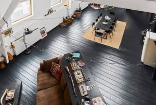 <p>Ontdek deze uitzonderlijke stadsloft, gelegen op een werkelijk onklopbare locatie in het hart van Antwerpen. Een oase van licht, ruimte en comfort in een verkeersluwe straat, vlak bij alle winkels, horeca, openbaar vervoer én het bruisende stadsleven.<br />Binnenin geniet je van heel veel privacy, een indrukwekkende leefruimte met hoge plafonds, grote ramen en een echt loftgevoel. De mezzanine biedt een ruime slaapkamer met dressing en directe toegang tot de badkamer met bad en douche. De knappe, open keuken is volledig uitgerust en er is een aparte wasruimte.<br />Deze loft werd de afgelopen jaren grondig vernieuwd: nieuw dak (2024), nieuwe ramen met hoogrendementsglas, vernieuwde elektriciteit, warmtepompboiler (A++), nieuwe blinderingen, vernieuwde sanitair elementen en meer. EPC A is de kers op de taart. Mogelijkheid tot huren van een autostaanplaats in het gebouw.<br />Troeven:<br />• Unieke loft op topligging in hartje Antwerpen<br />• EPC A – energiezuinig en toekomstproof<br />• Grote, lichtrijke leefruimte<br />• Vernieuwd dak en ramen (2024)<br />• Elektriciteit conform<br />• Mogelijkheid tot autostaanplaats<br />• Gebouw volledig up-to-date – geen kosten op komst<br />Plan nu je afspraak!</p>