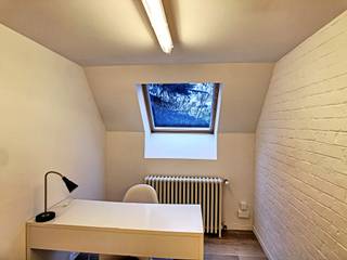 Het kantoorgebouw word ter beschikking gesteld in de vorm van verschillende aparte kantoorruimte gaande van 9m² of 15m².  Het gebouw is ideaal...