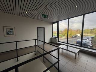 Découvrez ces espaces de bureaux idéalement situés à Anzegem, à seulement 5 minutes de la sortie Waregem (E17). Le bâtiment dispose de trois...