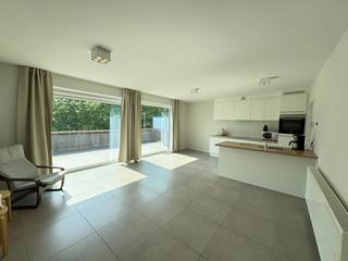 <strong>Luxueus afgewerkte woonst/appartement met 2 slaapkamers te huur.</strong><br /><br /><strong>Bestaat uit:</strong>
<ul><li>Inkomhal</li><li>Ruime woonkamer die geniet van veel lichtinval</li><li>Open keuken voorzien van alle toestellen</li><li>Praktische grote berging (vlak naast keuken, dus veel bergingsmogelijkheid)</li><li>2 ruime slaapkamers</li><li>Badkamer met inloopdouche</li></ul>
Zéér ruim zuidgericht terras.<br />+ Afgesloten fietsenberging op het terrein<br />+ Super rustig gelegen, doch stapvoets van centrum<br /><br />HUURPRIJS: 760 euro huur + 30 euro syndic = <strong>790 euro per maand<br /><br />Interesse?</strong> Klik hier! <br />https://mijnhuurprofiel.be/property/e75c5154-5b51-4d04-8e3d-a19e1a65f575