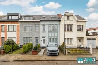 <p><span><span>Bent u op zoek naar een ruime en energiezuinige woning? Dan is deze woning zeker iets voor u! De woning werd volledig gerenoveerd in 2020 en is gelegen in een rustige straat te Deurne-Noord. Het betreft een gezinswoning met mogelijk 4 slaapkamers, ruime tuin en oprit voor de wagen. Omwille van de centrale ligging heb je alles binnen handbereik: winkels, scholen en het openbaar vervoer, in de nabijheid van verschillende invalswegen zoals de Ring van Antwerpen.</span></span></p><p><span><span> </span></span></p><p><span><span>Grootste troeven:</span></span></p><p><span><span>- Gevel-en dakisolatie</span></span></p><p><span><span>- Vloerverwarming</span></span></p><p><span><span>- Conforme elektriciteit</span></span></p><p><span><span>- EPC B</span></span></p><p><span><span>- Zonnige westgerichte tuin (84m²)</span></span></p><p><span><span>- 4 slaapkamers mogelijk (op heden als 3 slpk ingedeeld)</span></span></p><p><span><span>- Ruime leefkeuken met veel lichtinval</span></span></p><p><span><span> </span></span></p><p><span><span>Indeling:</span></span></p><p><span><span>- GVL: Via de inkomhal betreden we de living en de grote volledig geïnstalleerde keuken (36m²). Vanuit deze ruimte hebben we toegang tot de ruime westgerichte tuin (84m²). Tevens is er een apart toilet aanwezig (3m²).</span></span></p><p><span><span>- V1: 2 slaapkamers van respectievelijk 14m² en 9m² en moderne badkamer (10m²) met inloopdouche, wc en dubbele lavabo.</span></span></p><p><span><span>- V2: Slaapkamer 3 en 4 (12m² en 13m²)</span></span></p><p><span><span> </span></span></p><p><span><span>Voor meer informatie kan u terecht bij Area Partners: Info@area.be of 03/284.60.60</span></span></p>