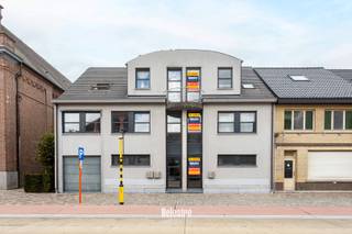 Deze solide en goed onderhouden investeringseigendom is ideaal gelegen in het hart van Herdersem, met winkels, openbaar vervoer en de stad Aalst binnen handbereik. Het gebouw werd grondig vernieuwd in 2000 en biedt een waaier aan mogelijkheden, zowel voor wie op zoek is naar een rendabele opbrengsteigendom als voor wie wonen en werken graag wil combineren. Op het gelijkvloers bevindt zich een ruime commerciële ruimte, voorheen ingericht als dokterspraktijk en momenteel vrij van huurcontract, met verschillende kantoor- of polyvalente ruimtes, een kitchenette, berging en twee toiletten. Op de eerste verdieping zijn er twee lichtrijke duplexappartementen met een royale bewoonbare oppervlakte van 116 m², elk voorzien van een inkomhal met gastentoilet, een ruime leefruimte met open keuken, drie slaapkamers, een badkamer, berging en een zonnig terras. Beide appartementen zijn verhuurd aan respectievelijk €800 en €732 per maand. Aan de achterzijde van het gebouw is er bovendien een gemeenschappelijke tuin, een carport met plaats voor drie wagens en een praktische buitenberging voor fietsen, allemaal toegankelijk via een automatische poort langs de straatzijde. Dankzij de gunstige EPC-scores (C voor het gelijkvloers, C voor appartement bus 2 en B voor appartement bus 3) combineert dit pand comfort en energiezuinigheid met een uitstekende ligging en een sterke investeringswaarde. CV AARDGAS. CONFORMITEITSATTESTEN STAD AALST VOOR DE APP. AANWEZIG. 