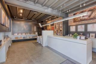 <p>Bent u op zoek naar een eigendom waar wonen en werken perfect samengaan? Dan is dit veelzijdige pand met handelsruimte, woning én aparte studio absoluut een bezoek waard.<br /><br />Het handelsgedeelte van 92 m² geniet van een uitstekende zichtbaarheid langs een drukke verbindingsweg en biedt tal van mogelijkheden voor een zelfstandige activiteit, kantoor, praktijk of winkelruimte. Aansluitend bevindt zich de woning met een gezellige leefruimte. Op de eerste verdieping vindt u 2 ruime slaapkamers en een badkamer. De tweede verdieping beschikt bovendien over een extra zolderkamer die perfect kan dienen als bureau, hobbyruimte of extra slaapkamer.<br /><br />Een absolute troef is de aparte studio van 120 m² achteraan het perceel. Deze ruimte werd jarenlang gebruikt als professionele fotostudio en is momenteel nog steeds verhuurbaar als fotostudio via Huureenfotostudio.be, wat extra opbrengstmogelijkheden biedt. Uiteraard kan deze ruimte ook perfect worden gebruikt als atelier, praktijkruimte, showroom of andere zelfstandige activiteit dankzij de ruime oppervlakte en flexibele indeling.<br /><br />Troeven:<br />- Handelsruimte van 92 m²<br />- Woning met aangename leefruimte<br />- 2 slaapkamers en badkamer<br />- Extra zolderkamer<br />- Studio van 120 m² met tal van mogelijkheden<br />- Ideaal voor zelfstandigen of investeerders<br />- Uitstekende handelsligging in Oordegem<br /><br />Een unieke opportuniteit voor wie wonen en ondernemen wil combineren op een commerciële toplocatie!<br /><br />Bij Albert kom je thuis!<br />Voor meer informatie of een bezoek:</p>