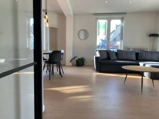 Dit lichtrijke en volledig gerenoveerde appartement bevindt zich op een absolute toplocatie, op de hoek van de Geldmuntstraat en de Sint-Amandsstraat, pal in het hart van Brugge. Alle nodige voorzieningen bevinden zich op wandelafstand: winkels, handelszaken, openbaar vervoer, scholen en tal van horecazaken zijn letterlijk om de hoek te vinden.<br /><br />Het appartement wordt volledig bemeubeld verhuurd en is gelegen op de tweede verdieping van een kleinschalig gebouw. Via de gemeenschappelijke trappenhal, die slechts door twee appartementen wordt gebruikt, bereikt u de woonst. Voor het onderhoud van de gemeenschappelijke delen wordt een maandelijkse kost van €50 aangerekend voor de poetsdienst.<br /><br />Het appartement omvat een inkomhal met aparte berging en afzonderlijk toilet, een aangename leefruimte met open en uitgeruste keuken, een badkamer met douche en enkele lavabo en een ruime slaapkamer. Dankzij de grote ramen geniet het appartement van een aangename hoeveelheid natuurlijk licht.<br /><br />Beschikbaar: 1 november 2026<br /><br />Bent u op zoek naar een ideaal gelegen appartement pal in het hartje van Brugge? <br /><br />Neem dan contact met ons op en plan uw vrijblijvend bezoek in!<br /><br />