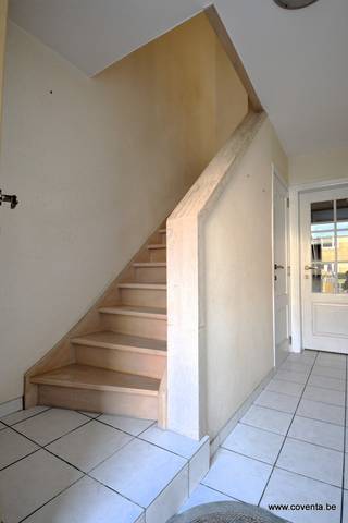 <u><strong>Instapklare woning met 3 slaapkamers en zonnige tuin te Rekkem.</strong></u><br /> <br />Deze woning bestaande uit: inkomhal met trap en toilet, lichtrijke woonkamer – salon met aansluitende ingerichte keuken met ontbijthoek, bureelruimte/wasplaats. Terras met tuinhuis en diepe tuin.<br /> <br />Op de verdieping: nachthal, badkamer met bad/douche, 2 slaapkamers, bureel met inbouwkasten en trap naar de zolderverdieping.<br /> <br />2de verdieping: ingerichte zolderkamer.<br /> <br />Oprit/parkeerplaats<br /> <br /><strong>Troeven?</strong><br /> <br /><strong>+ </strong>Instapklare woonst;<br /><strong>+</strong> Verwarming met warmtepomp;<br /><strong>+ </strong>Goede ligging nabij centrum;<br /><strong>+</strong> Diverse mogelijkheden;<br /><strong>+</strong> Elektriciteit conform. <br /><br />EPC 238 kWh/m² <br /><br />Benieuwd naar dit pand of een andere eigendom? www.coventa.be – 051 222 051