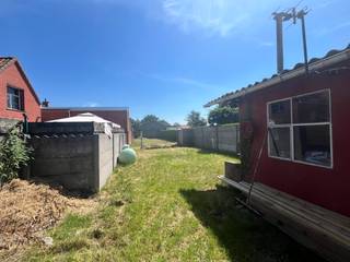 <strong>Bent u op zoek naar een woning die u volledig naar eigen smaak kunt afwerken, zonder de administratieve rompslomp? Dan is deze halfopen bebouwing een unieke kans.</strong><br />Deze woning wordt aangeboden met een reeds <strong>goedgekeurde omgevingsvergunning voor de renovatie</strong>. De architectenplannen zijn volledig uitgewerkt en beschikbaar, waardoor u onmiddellijk aan de slag kunt. <br />De woning is gelegen in een rustige, aangename straat op een <strong>mooi perceel van 468 m²,</strong> waar u kunt genieten van de nodige rust en privacy.<br />Dankzij de reeds verkregen vergunning en de beschikbare plannen kan er zeer snel geschakeld worden. Dit maakt deze eigendom <strong>bijzonder interessant</strong> voor <strong>zowel particuliere kopers als investeerders</strong> die zonder tijdverlies hun renovatieproject willen starten.<br /><strong>Troeven:</strong><br />- Halfopen bebouwing<br />- Renovatieproject met goedgekeurde omgevingsvergunning<br />- Architectenplannen beschikbaar<br />- Elektriciteit conform<br />- Badkamer reeds aanwezig<br />- Rustige ligging<br />- Perceel van 468 m²<br /><strong>Een ideale opportuniteit voor wie op zoek is naar een project met een stevige basis en een vlotte opstart.</strong>