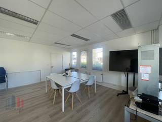 Kantoorruimte van <strong>136 m²</strong> met opslagruimte van <strong>78 m² </strong>gelegen in het <em>Sphere Business Park</em> te Zellik.<br />Uitstekend gelegen langs de bedrijvige <strong>Pontbeeklaan (N9)</strong>, met op slechts 2 km een vlotte aansluiting op de R0 en de E40 via de op- en afrit Groot-Bijgaarden. Zowel Brussels Airport als het stadscentrum van Brussel bevinden zich op slechts 15 minuten rijden. Bovendien is de site uitstekend bereikbaar met het openbaar vervoer: het station van Zellik ligt op amper 1 km afstand en diverse bushaltes bevinden zich in de onmiddellijke omgeving.<br /><br />Deze instapklare kantoorruimte op het gelijkvloers werd afgewerkt met kwalitatieve materialen en geniet van een overvloed aan natuurlijk licht dankzij de grote raampartijen. De ruimte beschikt over LED-verlichting, dubbele beglazing, efficiënte verwarming en verzorgd sanitair, wat zorgt voor een aangename en professionele werkomgeving. De indeling omvat onder meer een vergaderzaal, een kitchenette en een praktische berging, waardoor de kantoorruimte perfect geschikt is voor diverse bedrijfsactiviteiten.<br /><br />De opslagruimte van<strong> 78 m²</strong> is vlot toegankelijk via een <strong>automatische sectionale poort.</strong><br /><br />Daarnaast zijn er <strong>5 privatieve parkeerplaatsen</strong> inbegrepen, wat extra comfort biedt voor zowel medewerkers als bezoekers. <strong>Beschikbaar vanaf 01/07/2026!</strong> <br /><br />Contacteer PANORAMA B2B voor bijkomende inlichtingen, plannen of een plaatsbezoek via 0477 09 00 09.