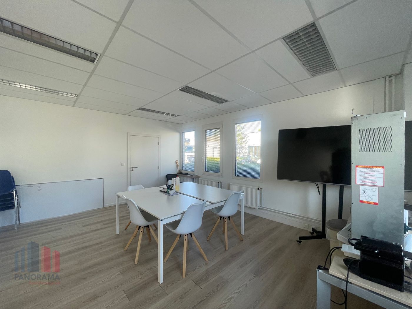 136 m² de bureaux prêts à l’emploi avec 78 m² de stockage avec excellente visibilité ! - photo 3