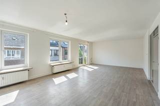Instapklaar drieslaapkamer appartement, op wandelafstand van het centrum, scholen, winkels, Jessa ziekenhuis en andere faciliteiten. Bewoonbare oppervlakte: 117m² + balkon (volgens epc attest d.d. 15/01/2026).<br /><br />INDELING: Inkomhal met apart toilet; Ruime en lichtrijke woon- en eetkamer met annex de geïnstalleerde, gerenoveerde keuken; Nachthal met toegang tot 3 slaapkamers en de gerenoveerde badkamer voorzien van dubbele lavabo en inloopdouche. CV op aardgas (gemeenschappelijk). <br /><br />Maandelijkse provisie gemeenschappelijke last + verwarming: € 150 euro/maand.<br />E-Label: B.<br /><br />Voor meer info of een bezichtiging, bel Dario op 0472/09.27.56 of 011 22 19 17. Bekijkt u deze advertentie via een aanverwante vastgoedsite, surf dan naar onze website www.limburgsvastgoed.be voor een uitgebreide beschrijving en foto's.