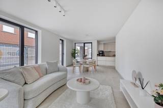 Beleef de ultieme woonervaring in het bruisende hart van Kruishoutem!<br /><br />Op een absolute toplocatie in het centrum van Kruishoutem verrijst dit prestigieuze nieuwbouwproject: 24 stijlvolle appartementen rondom een serene, groene binnentuin.<br /><br />Alles wordt traditioneel gebouwd volgens de hedendaagse normen. Vakmanschap van de bovenste plank, met oog voor detail en een duurzaamheid die generaties lang meegaat.<br /><br />Met een verfijnde mix van 1-, 2- en 3-slaapkamerappartementen én luxueuze penthouses, biedt dit project voor elk wat wils. Alle appartementen zijn ontworpen met een scherp oog voor stijl en comfort.<br /><br />Duurzaamheid speelt een hoofdrol, met innovatieve technologieën zoals warmtepompen en zonnepanelen die bijdragen aan een energiezuinige leefomgeving.<br /><br />Elk appartement beschikt over een eigen ondergrondse parkeerplaats en berging. Bovendien kunt u de afwerking van uw appartement helemaal afstemmen op uw persoonlijke smaak.<br />En met de all-inclusive vaste prijs komt u nooit voor verrassingen te staan.<br /><br />De werken worden volledig afgerond in de zomer van 2026, zodat u vanaf dan in alle rust kan genieten van uw appartement en van deze uitzonderlijke locatie.<br /><br />🎁 Geniet van onze Eindejaarsactie!<br />Reserveer dit appartement vóór het einde van het jaar en profiteer van een uitzonderlijke actie:<br />De berging t.w.v. 7500 euro krijgt u van ons CADEAU!<br />Mis dit tijdelijke voordeel niet om uw investering nog voordeliger te maken.<br />Bovendien kan u genieten van 6% BTW ipv 21% BTW!<br /><br />Geniet van tijdloze kwaliteit in een prachtige setting. Ontdek meer op www.postiljon-kruisem.be of neem contact met ons op!<br />