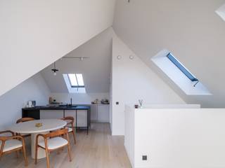 <strong>Architecturaal 3-­slaapkamerappartement met twee terrassen in het centrum van Gent.</strong><br /><br /><span><span><span><span><span><span><span><span><span><span><span>Een discrete maar uitzonderlijke realisatie naar ontwerp van <strong>Marie-Josée Van Hee</strong>, verfijnd door <strong>h16</strong>. </span></span></span></span></span></span></span></span></span></span></span><br /><br /><span><span><span><span><span><span><span><span><span><span><span>Het appartement maakt deel uit van een <strong>vernieuwbouwproject</strong> <strong>(2021)</strong> van een voormalige apothekerswoning in het centrum van Gent.<br /><br />De <strong>duplex</strong> beschikt over <strong>twee ruime slaapkamers</strong> met <strong>en-suitebadkamers</strong> en <strong>terras</strong>. De <strong>derde kamer</strong> kan dienen als <strong>bureau</strong> <strong>of</strong> <strong>dressing</strong>.<br /><br />Het resultaat is een zeldzaam evenwicht tussen <strong>tijdloze architectuur en hedendaags wooncomfort</strong>. Minimalistisch, doordacht en architecturaal uitgepuurd.</span></span></span></span></span></span></span></span></span></span></span><br /><br /><span><span><span><span><span><span><span><span><span><span><span><strong>Grote raampartijen</strong> en een <strong>inpandig dakterras</strong>, uitgewerkt tot in de nok, zorgen voor een uitzonderlijk lichtspel in de <strong>leef- en eetruimte.</strong></span></span></span></span></span></span></span></span></span></span></span><br />De open keuken (PJ Mares) met achterliggende technische berging maken de bovenverdieping compleet. <br /><br /><span><span><span><span><span><span><span><span><span><span><span>Maatwerk, warm parket en zorgvuldig schrijnwerk zorgen voor ingetogen comfort. Buiten blijft de architectuur leesbaar, met een <strong>zuidwestgericht buitenterras</strong> afgewerkt in <strong>zichtbare structuurbeton</strong>.</span></span></span></span></span></span></span></span></span></span></span><br /><br /><span><span><span><span><span><span><span><span><span><span><span>Het <strong>kleinschalige project met drie entiteiten</strong> combineert hoogwaardige materialen met vernieuwde technieken: warmtepomp, lift, </span></span></span></span></span></span></span></span></span></span></span>uitstekende isolatie (zorgt voor stilte)<span><span><span><span><span><span><span><span><span><span><span> en een <strong>EPC B</strong>. <strong>Parkeermogelijkheden zijn aanwezig.</strong></span></span></span></span></span></span></span></span></span></span></span><br /><br />Hier geniet u van een recente vernieuwbouw, opgebouwd vanuit een sterke architecturale visie, met hoogwaardige afwerking op een absolute toplocatie.<br /><br /><strong><span><span><span><span><span><span><span><span><span><span><span>Een zeldzame opportuniteit voor wie op zoek is naar architectuur met inhoud, midden in de stad.</span></span></span></span></span></span></span></span></span></span></span><br /><br />Ideaal als thuisbasis in centrum Gent, investering voor ouders van studerende kinderen of als pied-à-terre.</strong><br /> 