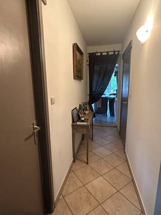 Bezoekmoment dinsdag 8 september. Verplicht inschrijven via: https://ap.lc/raKCH<br /><br />Dit aangename appartement bevindt zich op de eerste verdieping van een kleinschalig appartementsgebouw en geniet van een centrale ligging in Schilde.<br /><br />De inkomhal geeft toegang tot twee ruime slaapkamers en de badkamer, uitgerust met een ligbad met douchemogelijkheid. Achteraan bevindt zich de ruime en lichtrijke leefruimte met open keuken. Van hieruit heeft u rechtstreeks toegang tot het royale terras, een aangename extra buitenruimte.<br /><br />Het appartement is centraal en vlot bereikbaar gelegen, met winkels, horeca, scholen en openbaar vervoer in de onmiddellijke omgeving. Ook het centrum van Schilde bevindt zich vlakbij. Dankzij de goede verbindingen richting Antwerpen, Wijnegem en Zoersel zijn zowel de stad als de omliggende gemeenten eenvoudig bereikbaar.