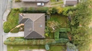 Nieuw te koop in Herne: op te frissen bungalow op een perceel van 8a 84ca, rustig gelegen in een doodlopende straat.
Op het gelijkvloers vindt u een inkomhal met toilet, een bureautje, een gezellige leefruimte met inbouwhaard, een woonkeuken met toegang tot de kelder, twee slaapkamers en een garage. Via de vaste trap bereikt u de ruime zolder, die u naar eigen wens kunt inrichten, bijvoorbeeld als derde slaapkamer.
Buiten geniet u van een zuidgerichte, natuurlijke tuin met tuinhuisje. Het station bevindt zich op wandelafstand en ook het centrum van Herne is vlot bereikbaar. Een ideale gezinswoning met heel wat mogelijkheden.
Voor meer informatie of een bezoek kunt u Sophie contacteren op 0496 71 50 59.